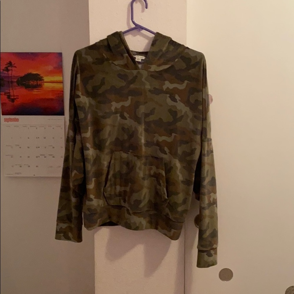 Camo shirt sweatshirt w/ winged sleeves